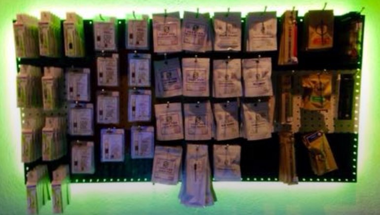 HerbalHealingCO's tweet photo. Check out a wide variety of vape cartridges, refill syringes, batteries & 1 time use hash pens! We carry top brands in the industry like #NorthernStandard #GoldenBarn #TerpPens #StanleyBrothers & more!!!
https://t.co/DMs9cswkLD
#vapelife #cannabis #coloradosprings #weed #mmj https://t.co/PfNyHJphM6