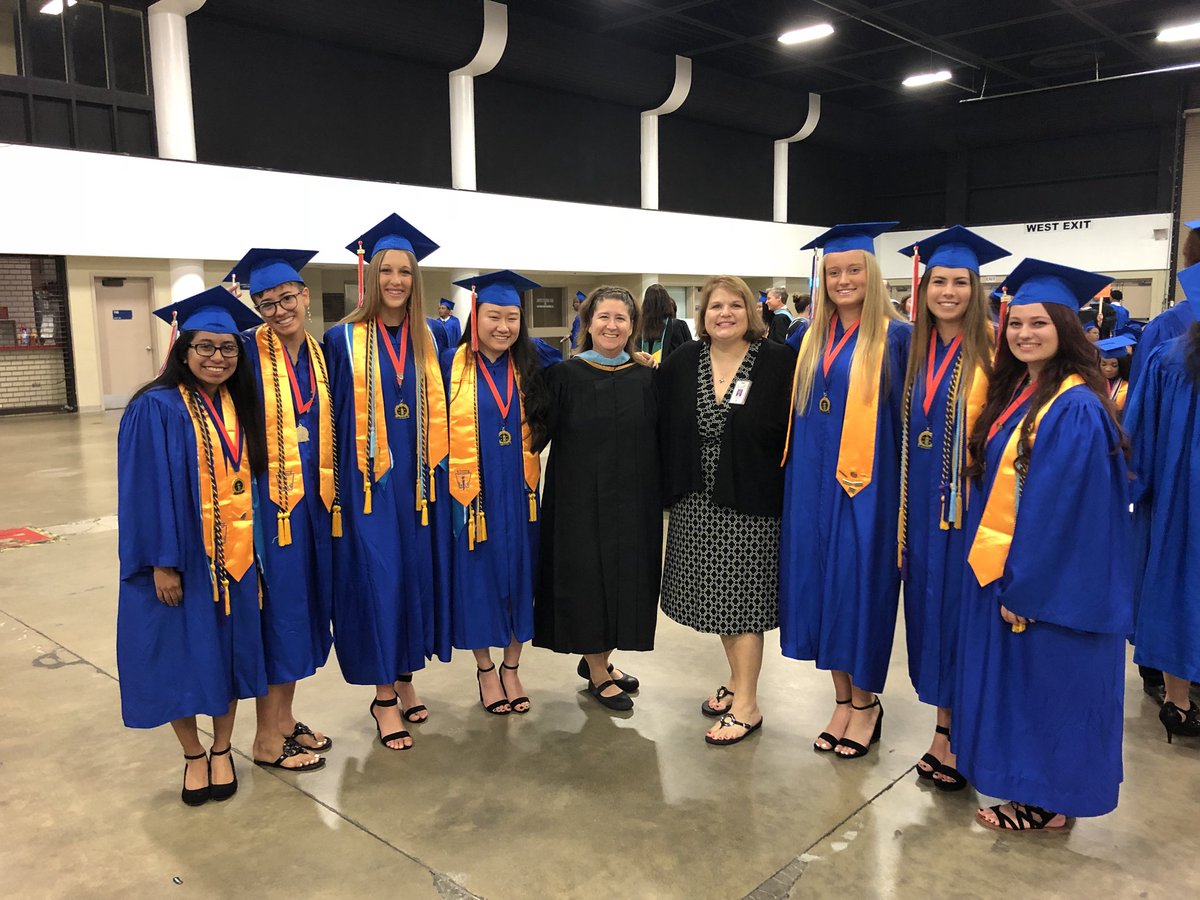 PBGHSScience's tweet photo. PBGHS Graduation 2018 🎓 https://t.co/FL4H15lyW8