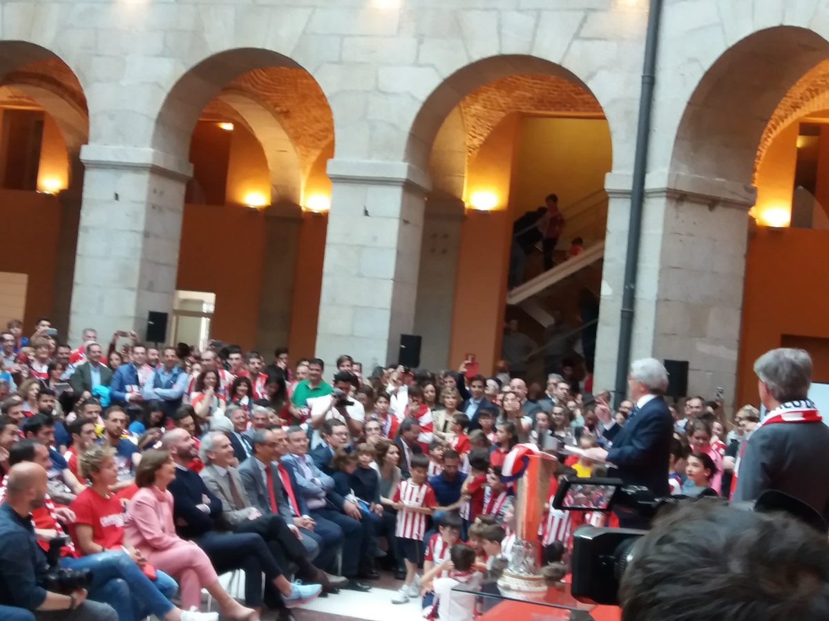 eruizescudero's tweet photo. En la Real Casa de Correos en la recepción del Presidente @angelgarridog al flamante campeón de la #UEFAEuropaLeague @Atleti. ¡Enhorabuena y gracias por traer por tercera vez este trofeo a Madrid! https://t.co/4oFsLJCZQq