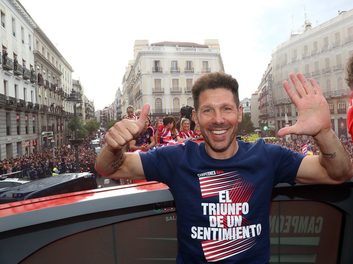 Atleti's tweet photo. 😁👍🖐🔴⚪🔴

🏧🙌 @Simeone 🙌🏧

#AúpaAtleti https://t.co/4SrSmmCntx