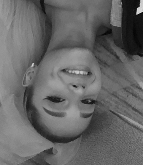 Butera__Jozic's tweet photo. @ArianaGrande (please don't hurt your neck) ɐɹǝ sᴉɥʇ ɯoɹɟ sʇǝǝʍʇ uɐɟ pɐǝɹ oʇ ƃuᴉʎɹʇ ɐuɐᴉɹɐ https://t.co/quaf8gfRh5
