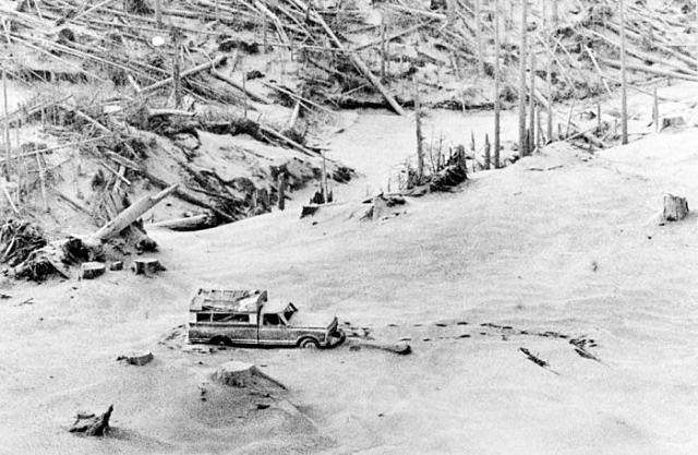 OwnTheDayDAPP's tweet photo. #OTD in 1980: An earthquake at 8:30am causes the entire north face to slide away from Mt. St. Helens, creating the largest landslide ever recorded. This allowed the volcano to erupt, sending an eruption column 80,000 feet into the atmosphere that deposited ash in 11 states. 🌋 https://t.co/QyZ9LlUiKD