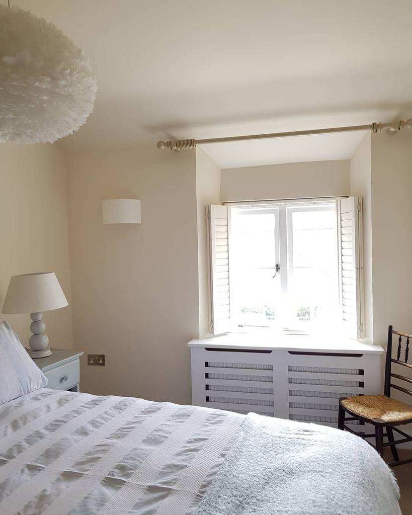 indintsol's tweet image. Delivery of lovely window dressings, poles &amp;amp; shutters to a holiday let in Newton Ferrers today. Gorgeous colours &amp;amp; interior design, all done by our talented client. We would move in tomorrow!!
#thewindowdresser #softfurnishings #newtonferrers #interiors #devon #curtains #blinds