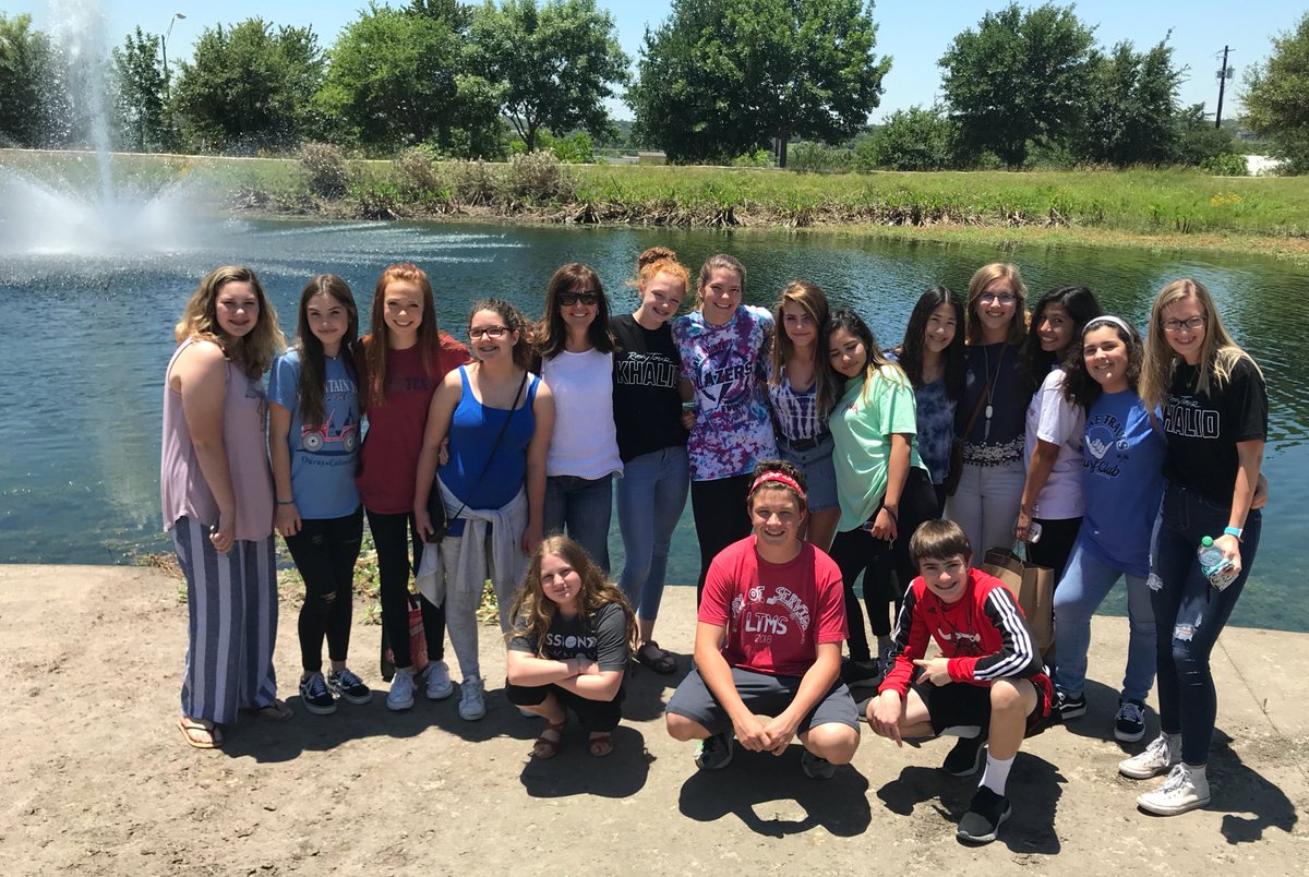 WeidenbachlLisa's tweet photo. Fun field trip with the Best Yearbook Class ever!! @LTMSJenSanders @LTMSMrsPyne @LTMSFreed @villemaire_LT https://t.co/qAZ4ZnEOtO
