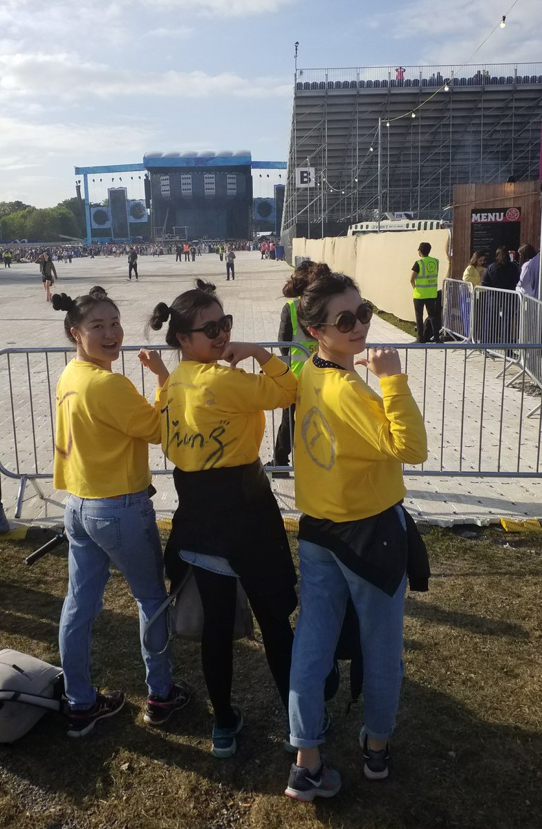Style is on fleek here at #PhoenixPark - loving the yellow customised jumpers ladies👌 #EdIrishTour #EdSheerleaders #EdSheeran #EdDublin