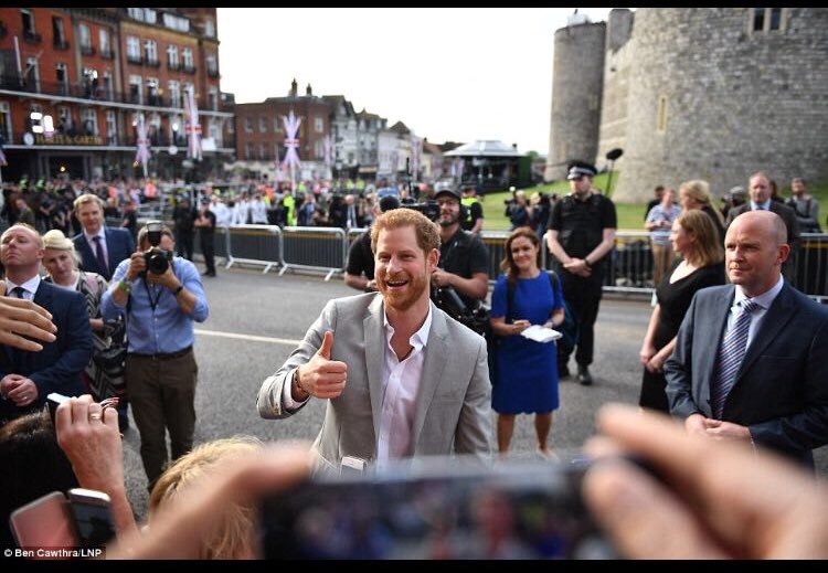 Oh hey there Prince Harry! 🙋‍♀️

The crowds outside Windsor Castle were treated this evening as William and Harry come out to meet all the well wishers ahead of of tomorrow’s #RoyalWedding

#HarryandMeghan #Windsor #WindsorCastle #VisitWindsor #Mgallery

📸 Credit: Daily Mail