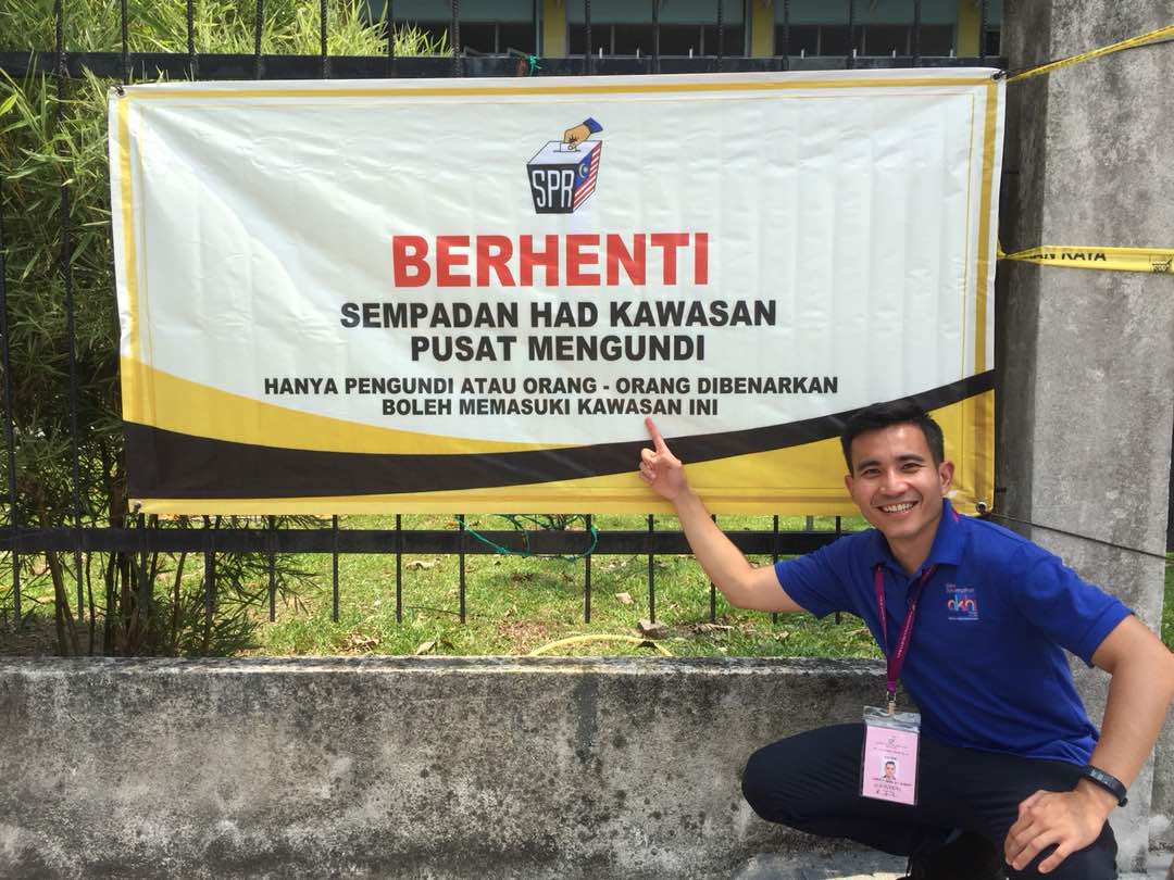 I misread the banner here and thought it said "Hanya pengundi atau orang-orang dibenarkan memasuki kawasan ini". I recall telling my colleague "SPR risau monyet mengundi ke" and rushed to pose for photo. Turns out it wasn't the only thing we misread. Dush.