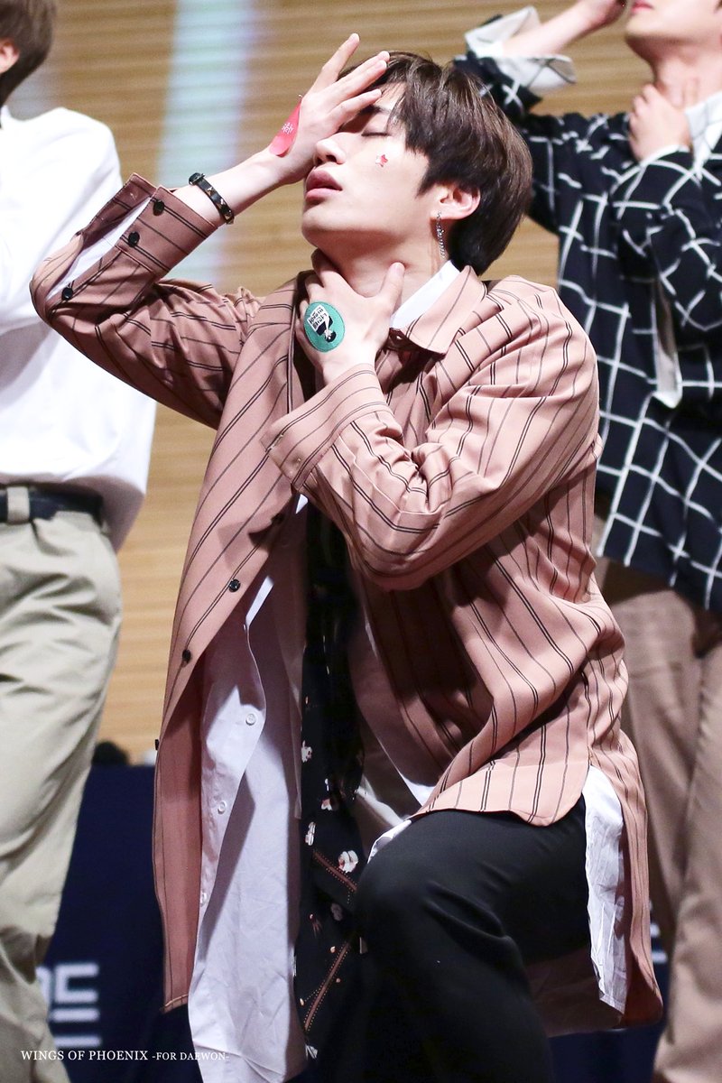 wop_317's tweet photo. 180506 팬사인회

#유앤비 #UNB #대원 #DAEWON https://t.co/Uky60q4xzO