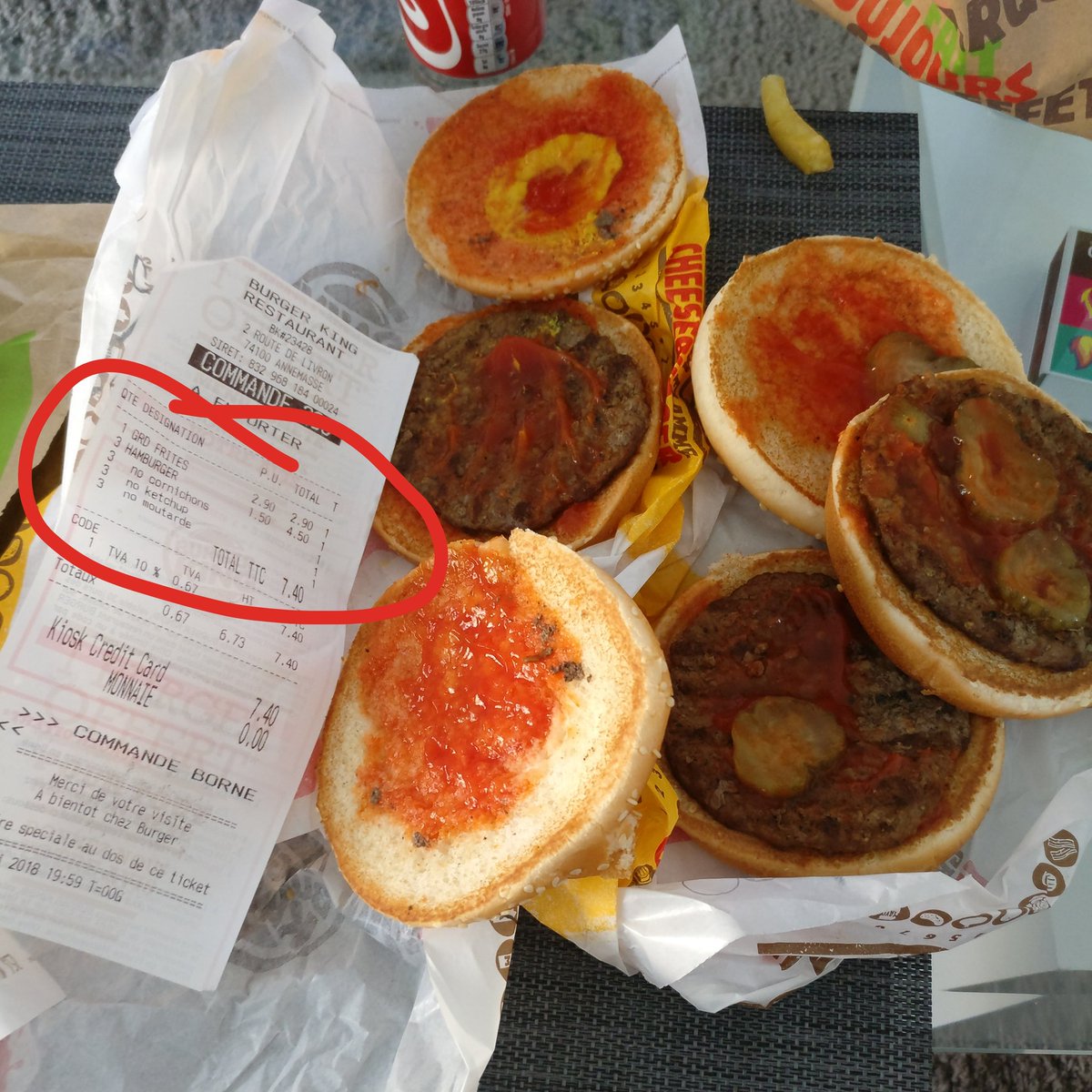 CryptoTkheydeur's tweet photo. @BurgerKingFR Le client est le King ? Quand je commande sans moutarde, ketchup et cornichons c'est pas pour découvrir une fois chez moi que tout va finir à la poubelle et que je vous ai fait un don de 4.5€. Burger King Annemasse... https://t.co/yme78wnqWl