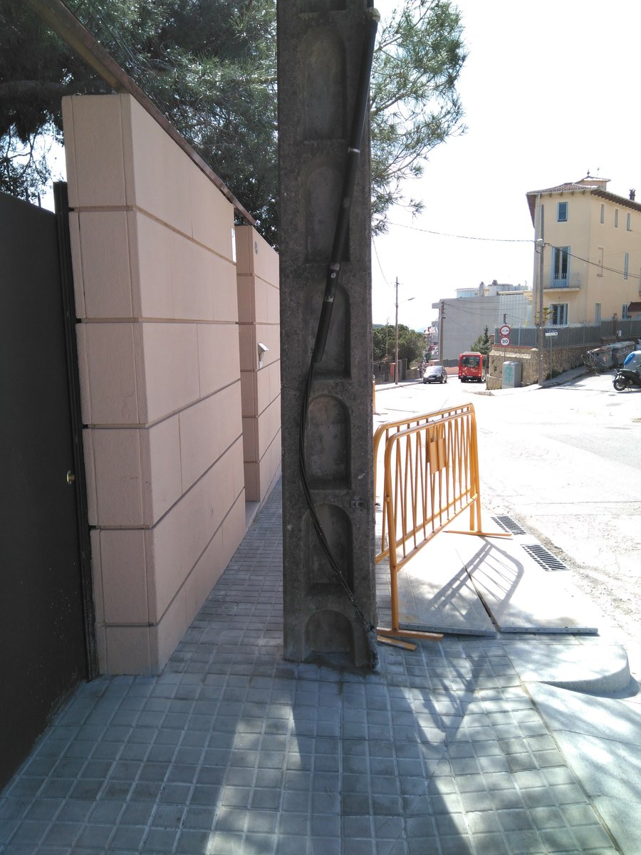 motionheaven's tweet photo. C/Alberes, Bcn... Estos postes son barreras para todos. Pero creo que están trabajando para modificarlo y el nuevo poste irá mucho más a la derecha, donde han puesto las maderas. Las mejoras siempre son un paso hacia adelante. #sharediversitas #diversidaduoc https://t.co/tbOTxetvZP