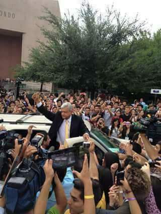 Arrasa Andrés Manuel <a href="/lopezobrador_/">Andrés Manuel</a> en simulacro electoral de seis universidades. Gana AMLO con el 70% de los votos a favor. 
Participaron la UNAM, el IPN y la UAM entre otras universidades.