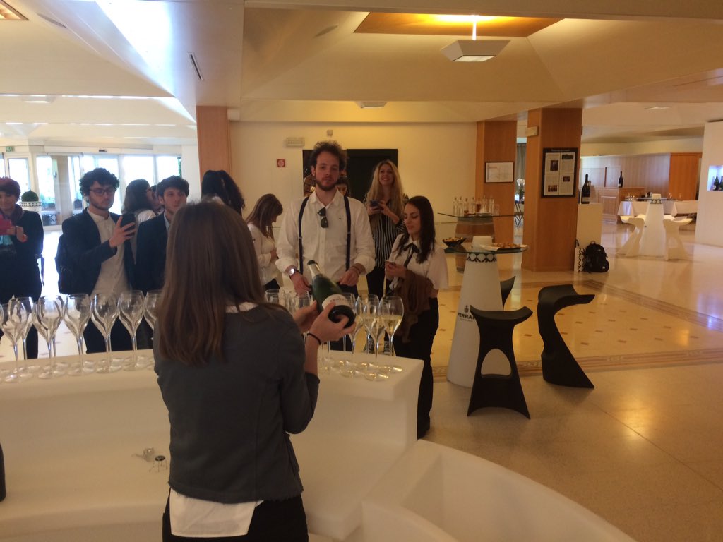 giovvan's tweet photo. gran finale con brindisi in @FerrariTrento per il #SocialMediaLab @IUS_VE grazie @camillalunelli @micra77 @ElenaSofiaMaran @FilippoTolin #Trentodoc #bollicinesempre ma #FerrariTrento https://t.co/7lbRKtrYpS