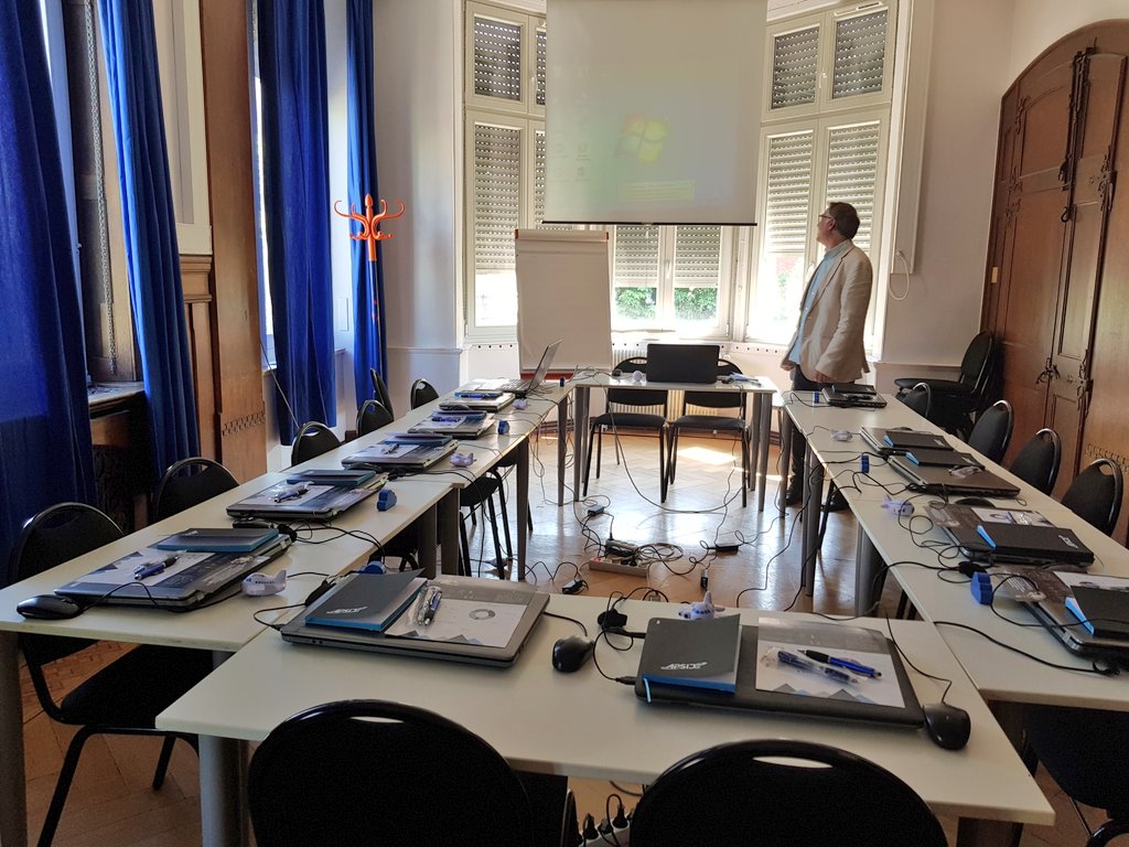 ApsideStras's tweet photo. Derniers préparatifs avant le démarrage de notre #Apside Academy #Mainframe à #Strasbourg ! Futurs #développeurs ... notre formateur André vous attends ! #IT #recrutement #emploi @ApsideGroupe @poleemploi_GE https://t.co/7bQCZd9Kvn