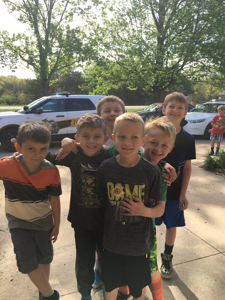 Just a small way to let our officers know we appreciate what they do everyday. Way to show support Robinson Roadrunners. <a href="/ghapsrobinson/">GHAPS-Robinson</a> <a href="/GrandHavenSup/">Andrew Ingall</a> <a href="/mrsgoffnett/">Megan Goffnett</a>