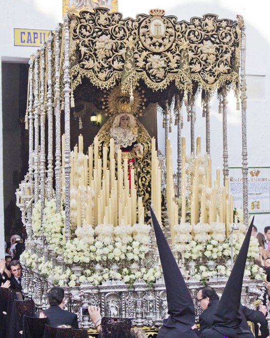 MES DE MAYO, MES DE MARÍA.
FLORES PARA LA VIRGEN.

Día 18: Que todos nuestros actos vayan dirigidos a Dios.

Venid y vamos todos 
con flores a porfía 
con flores a María 
que Madre nuestra es.

Foto: Óscar Torres y Juan M. Jurado

#SoledadAlcaládelRío 
#StabatMaterDolorosa