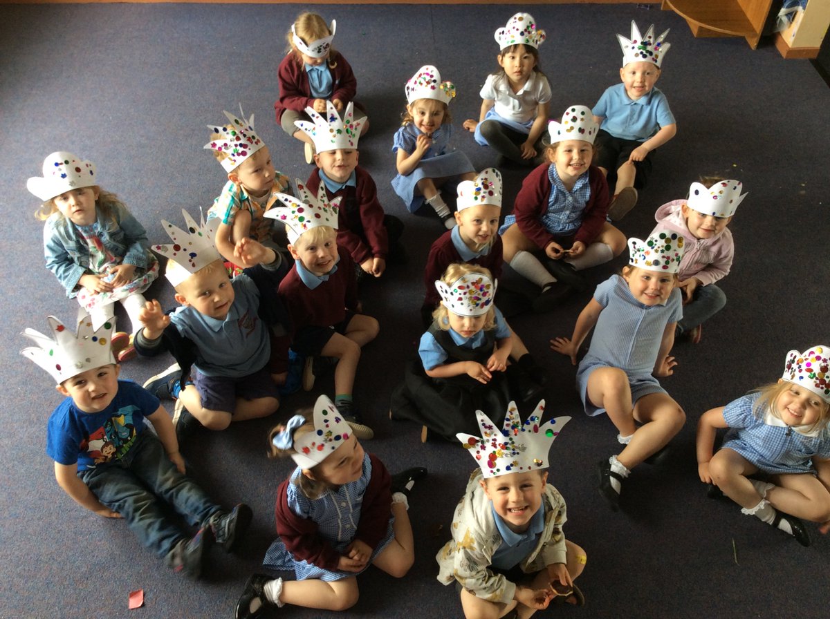 Plasyfelin's tweet photo. Nursery risers showing off their crowns and tiaras, don't we all look fabulous #plapnursery #plapcreate https://t.co/7oQ2IsGWQX