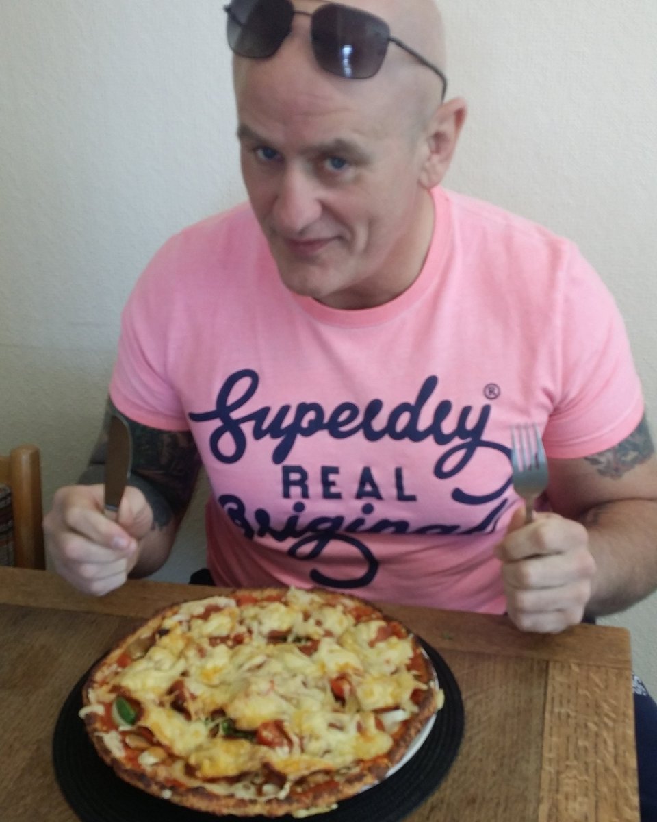 fatofffiton's tweet photo. It's #pizza #Friday #FridayFeeling here @fatofffiton it's delicious #cauliflower #pizza Pauls pizza seems to be enormous. .but it soon disappeared! #healthy #fit #tasty #weightloss #results #fast @fatofffiton #motivation #workout #fitness #gym #exercise #mma #mslisaappleton https://t.co/4o0lVSqU31