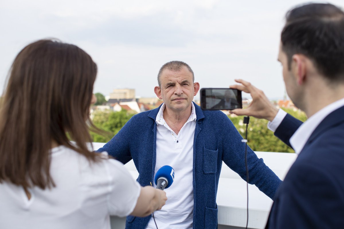 juhebeler's tweet photo. Mein Kollege @HendrikBaumann und ich haben #DominiqueHorwitz interviewt. Der Schauspieler ist auch Schriftsteller. Auf dem Blauen Sofa sprach er diese Woche über seinen aktuellen Roman. Hier geht's zum Interview 🎤https://t.co/GxKb1krtN1 #Bertelsmann #DasBlaueSofa https://t.co/fKtwlxlE47