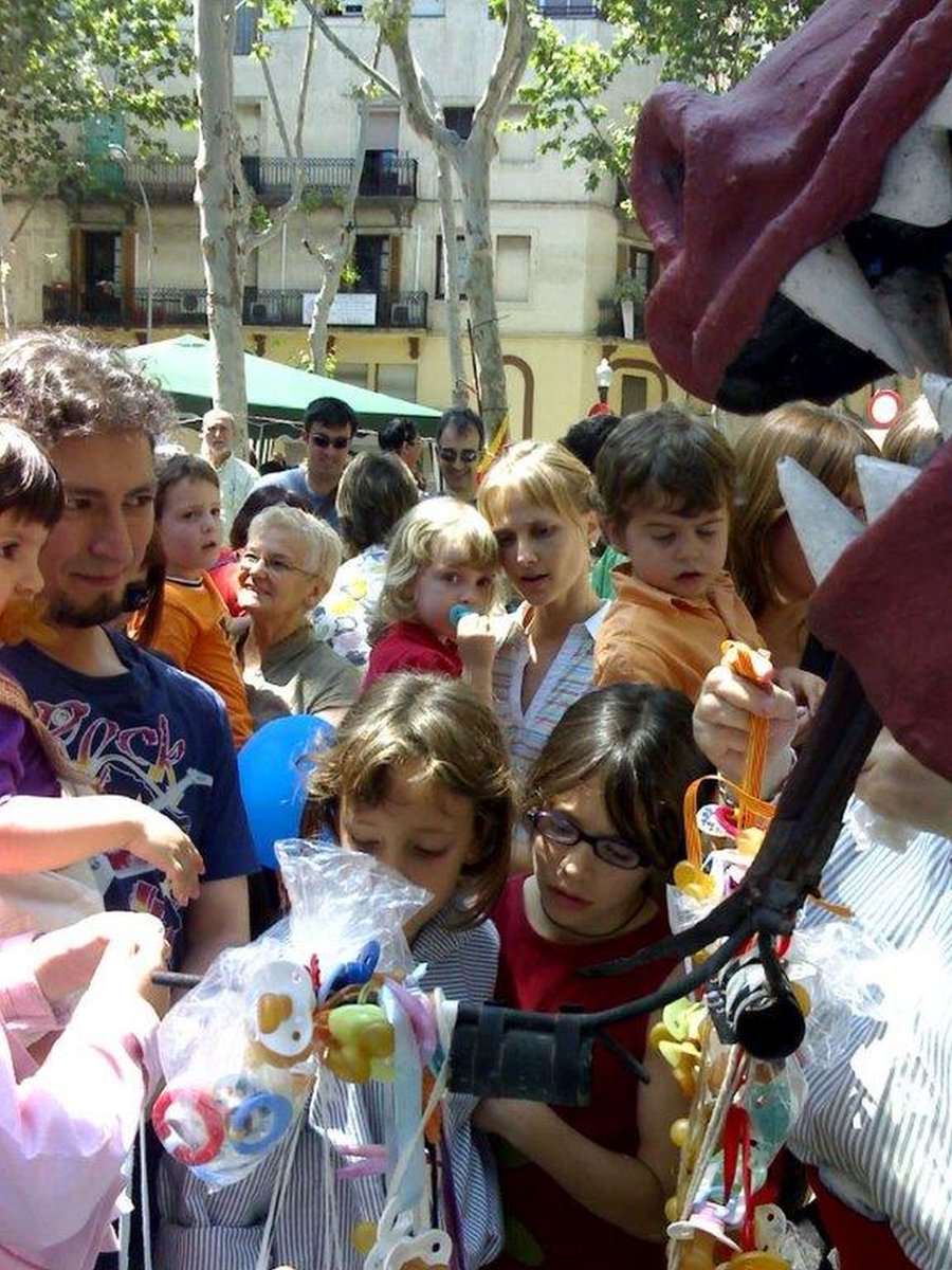 Bcn_SantMarti's tweet photo. 🎉👶 Aquest diumenge, la #Víbria del #Poblenou recollirà els #xumets dels nens i les nenes que ja siguin grans! Se li podrà entregar durant la Ballada dels Marrecs:
📌 11.30-12 h, a la Rotonda del Casino. @DracPoblenou @femmaig
👉 Consulta el programa: https://t.co/HYe1k1rp1w https://t.co/kURX0CWkub