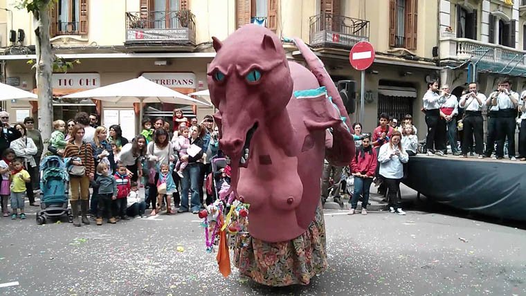 Bcn_SantMarti's tweet photo. 🎉👶 Aquest diumenge, la #Víbria del #Poblenou recollirà els #xumets dels nens i les nenes que ja siguin grans! Se li podrà entregar durant la Ballada dels Marrecs:
📌 11.30-12 h, a la Rotonda del Casino. @DracPoblenou @femmaig
👉 Consulta el programa: https://t.co/HYe1k1rp1w https://t.co/kURX0CWkub