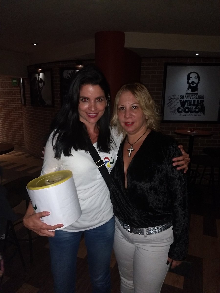 PuchiYelitza's tweet photo. Con Daniela Bascope en el evento de Luis Chataing https://t.co/lqc8rT3ln6