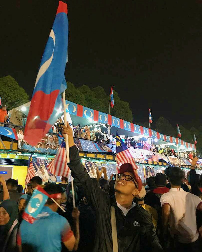 Qihashifudin27's tweet photo. Towards New Malaysia! 🇲🇾💪😎 #anwarbebas #kitasudahmenang #pakatanharapan #worthfighting💪🇲🇾 #bukanlalang #bukankakijilatmacamwakdoyok #bukanmacai #MajukanMalaysia 

📸 ; @_ariffarhan_ https://t.co/mdATZCLYsf