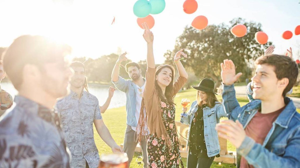 TimeOutMAD's tweet photo. ¿Os gustaría ir de festival en festival, con todo pagado y encima cobrando 1.500€ por ello? @RonBrugal_ES está buscando 60 #FestMasters para este verano. Si queréis ser vosotros ¡seguid leyendo! 👉https://t.co/1cQeUQirSW #FestivaleandoConBrugal https://t.co/SL07BTb20X