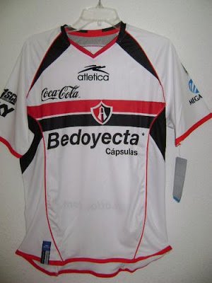 1x618's tweet photo. @LaCasacaBlog Mis tres favoritos:
Atlas (Home), 2004.
Uniforme que causó polémica justo por tener el escudo centrado.
Atlas (away), 2008.
El escudo iba centrado y más abajo, emulando el estilo del SPFC.
México (Home), 2014.
Escudo centrado e inspirado en la Lucha Libre Mexicana.
#VTLC https://t.co/TKPt902vwG