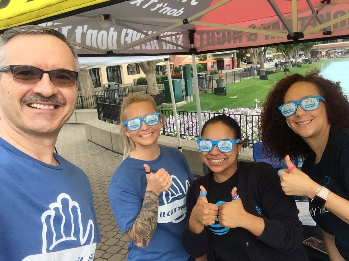 gauxlego's tweet photo. Partnership is our thing! Supporting our first responders and #itcanwait efforts at Kings Island! #NWVibes #firstnet 👏🏽👏🏽👏🏽 https://t.co/xhZX27EUvu