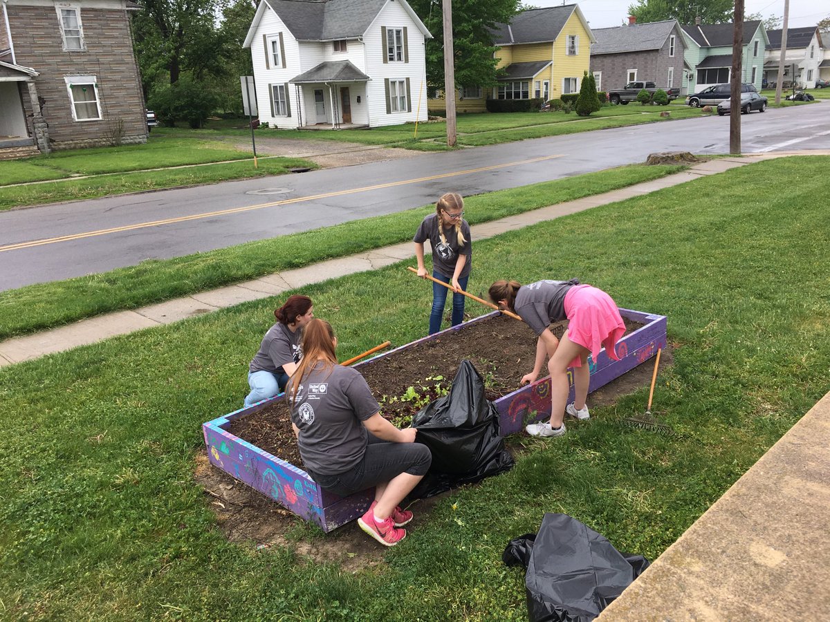 Harding high school students help with united service day