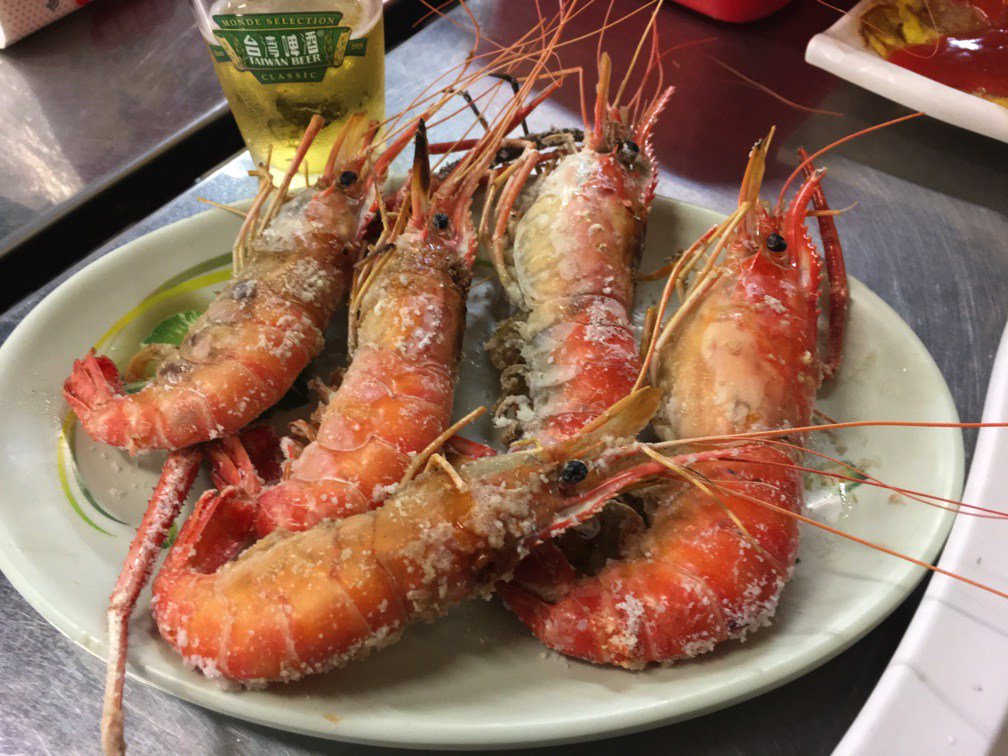 高雄で人気の瑞豊夜市は大盛況！食べ歩きはもちろん座って食べれる屋台もおすすめ onna-hitoritabi.com/taiwan/kaohsiu…