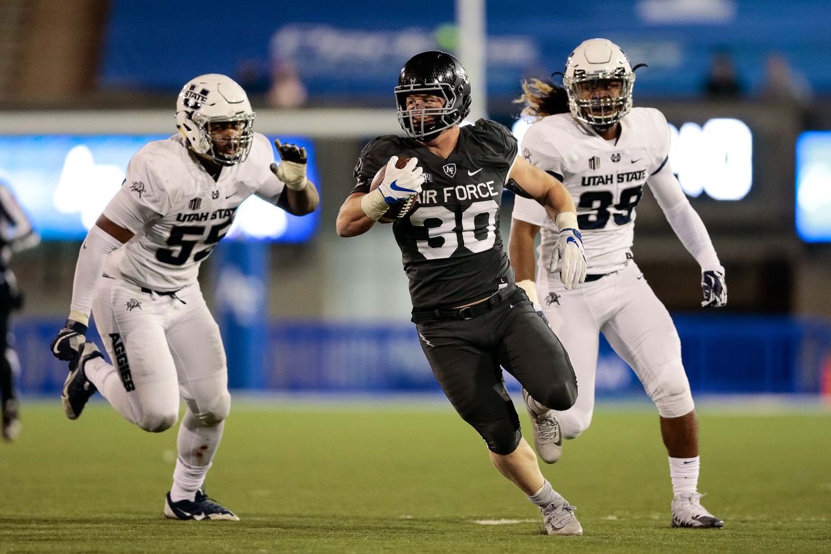 call_me_jax's tweet photo. #blessed and honored to recieve an offer from The air force academy #LetsFly ⚡️⚡️ https://t.co/pUY1KmIrH0