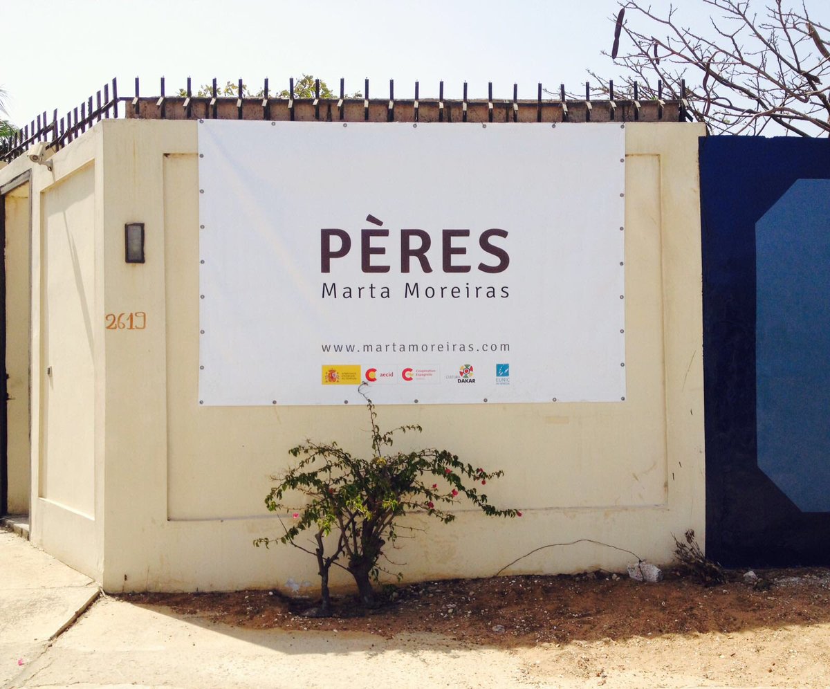 CulturaDakar's tweet photo. Nouvel emplacement de l’exposition “Pères”, de @martamoreiras, dans le cadre du “OFF” de la @Dak_Artbiennale: maintenant sur les murs de la Résidence de l’@EmbEspSenegal (Corniche Ouest, en face du Sea Plaza) 📸 https://t.co/sMVankijKG