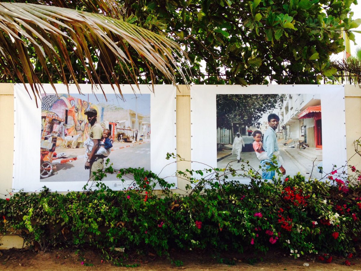 CulturaDakar's tweet photo. Nouvel emplacement de l’exposition “Pères”, de @martamoreiras, dans le cadre du “OFF” de la @Dak_Artbiennale: maintenant sur les murs de la Résidence de l’@EmbEspSenegal (Corniche Ouest, en face du Sea Plaza) 📸 https://t.co/sMVankijKG