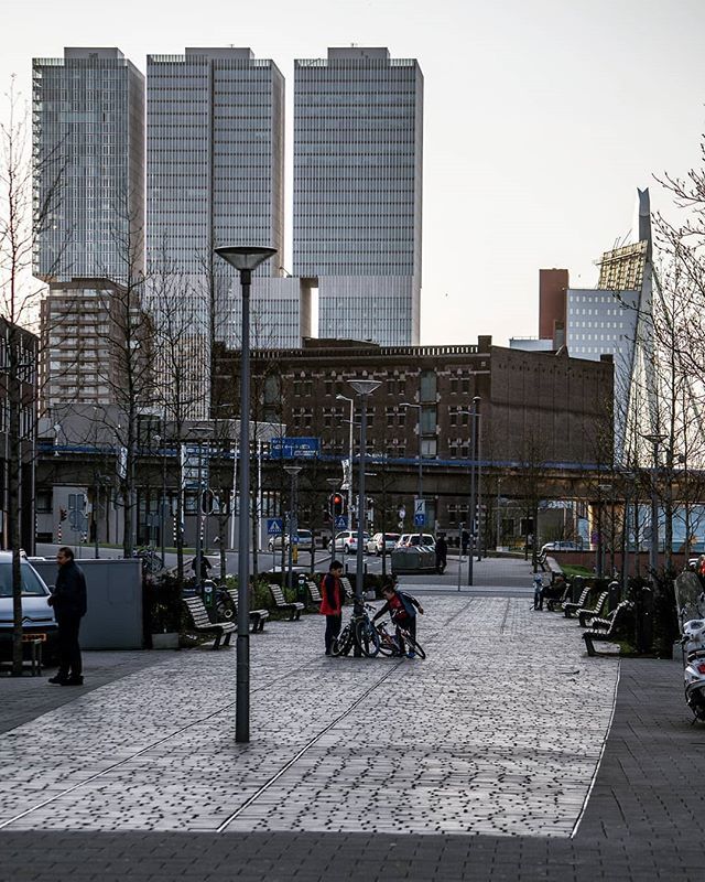 KURD_010's tweet photo. Pretorialaan - Afrikaanderplein .
.
Foto: @ditisrotterdamzuid

#bradas #strijders #dirz #pretorialaan #afrikaanderwijk #feijenoord #rotterdamzuid #zuid #opzuid #ditiszuid #echtzuid #afrikaanderplein #bikes #brothers #family #helpeachother #nultien #eacho… https://t.co/MQxvrH9H1u https://t.co/5AWvI7gdH6