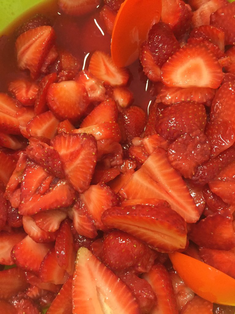 BClasseterza's tweet photo. Finalmente #ilnostroorto 🌱ha dato i suoi #frutti e noi #celimangiamo😛. #chebontà 😋#fragole 🍓 #fioridizucca💛 #ortosinergico  #graziemammaLucia ☺️#scuolafamiglia #3b #bimbibelli #bambinifelici ❤️ https://t.co/hgTyOe9mEQ