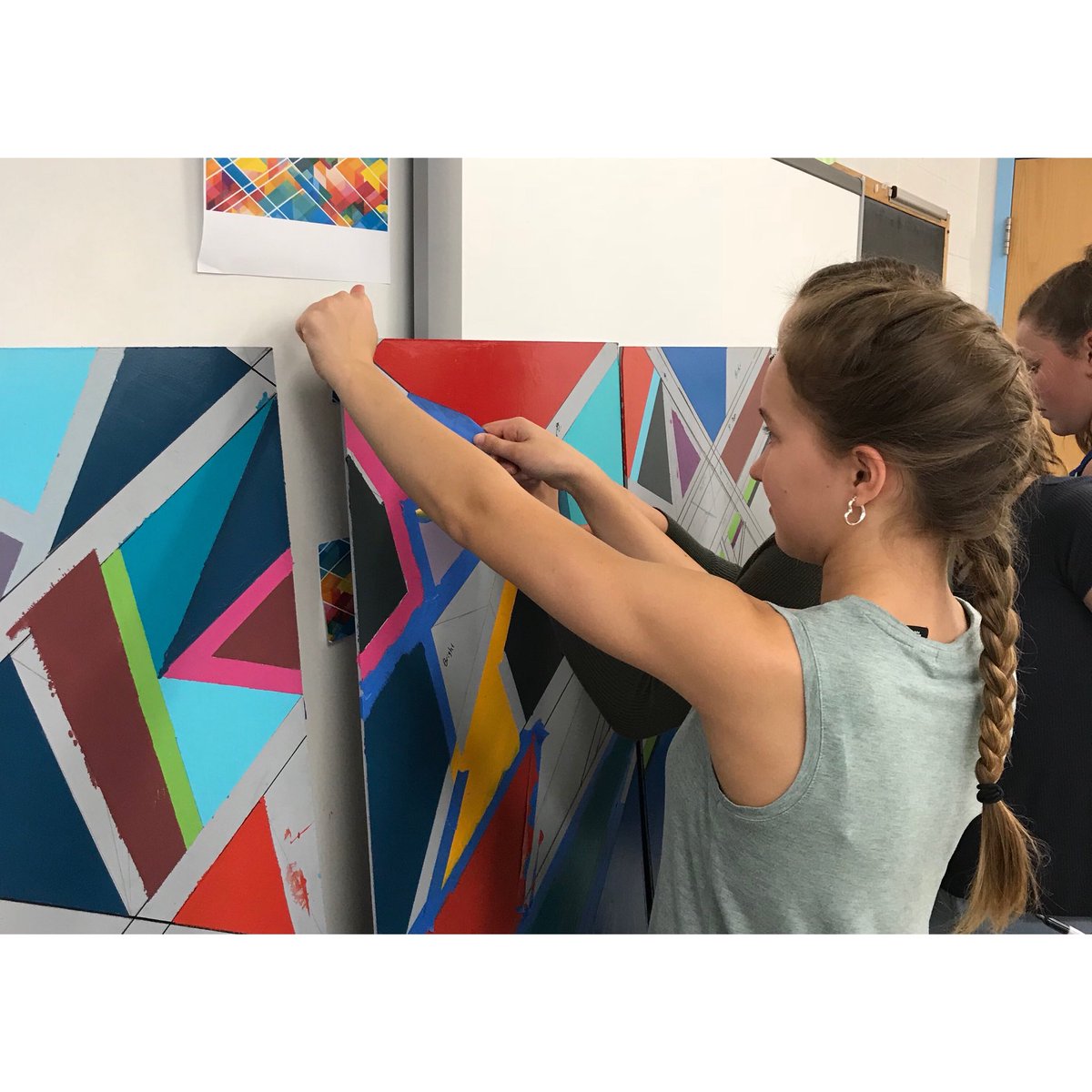 JamesChaseArt's tweet photo. Last week I had the pleasure of working with the 8th grade class all week to create a student driven mural for Northwood School as Artist in Residence. Thank you for inviting me @artnorthwood ! Final mural version coming soon /// @NHArts50 #art #artbuildscommunity #mural https://t.co/BvZszbZWb4