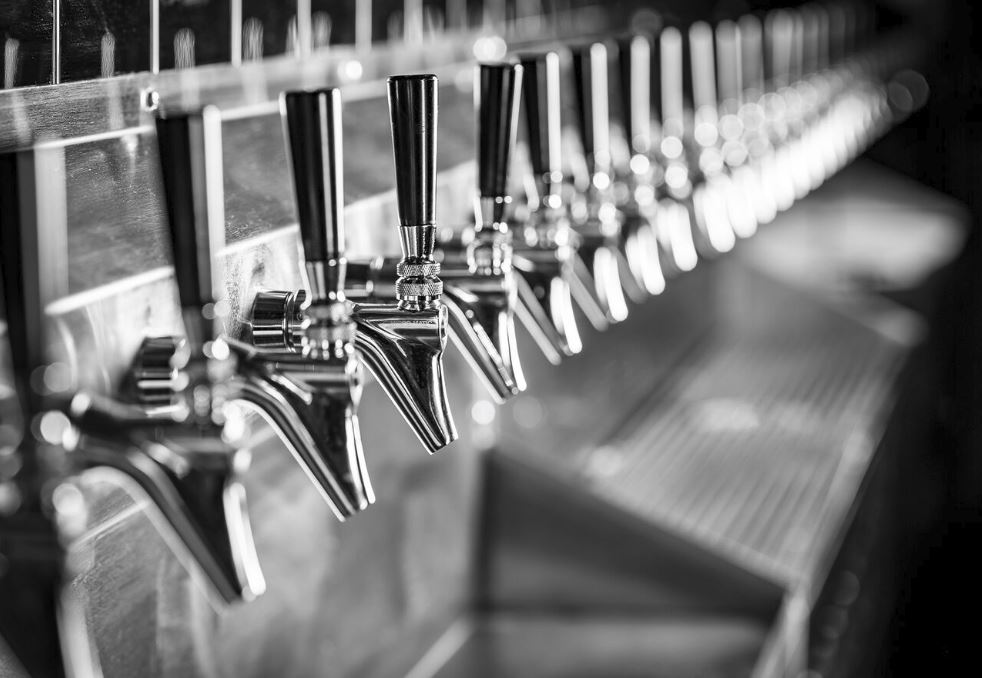 MidnightPigTap's tweet photo. Don’t stress over choosing a beer. Just grab a glass and punch the touchscreen. We have over 30 on tap! https://t.co/EfqvBo1D05