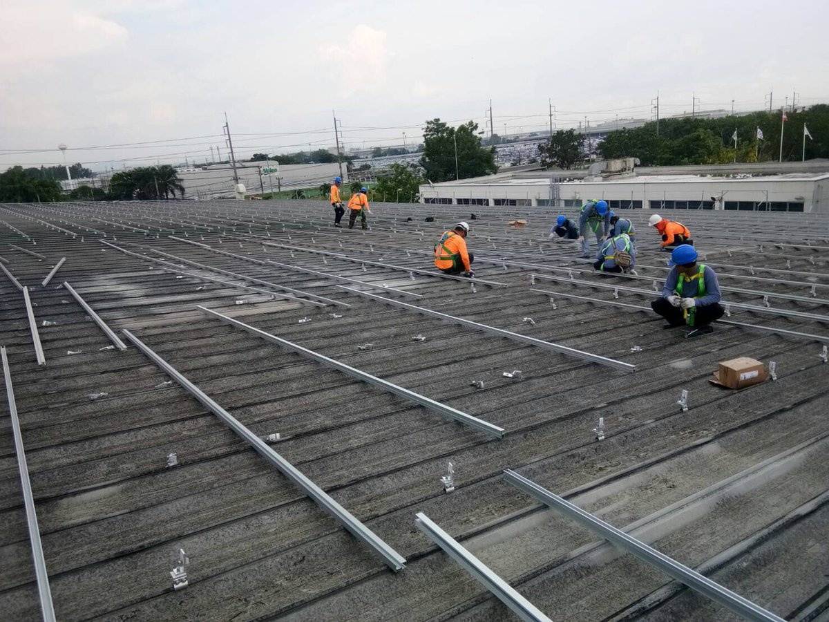 AssyceAsia's tweet photo. @AssyceAsia installs a 3,3 MWp solar rooftop plant in Rayong.
Assyce will be using @JinkoSolarCoLtd modules and @SchneiderElec Inverters.
Thanks to all our partners, especially to Clenergy and Skylink for the fast delivery and mounting of the structure https://t.co/PCrLVdA8HN