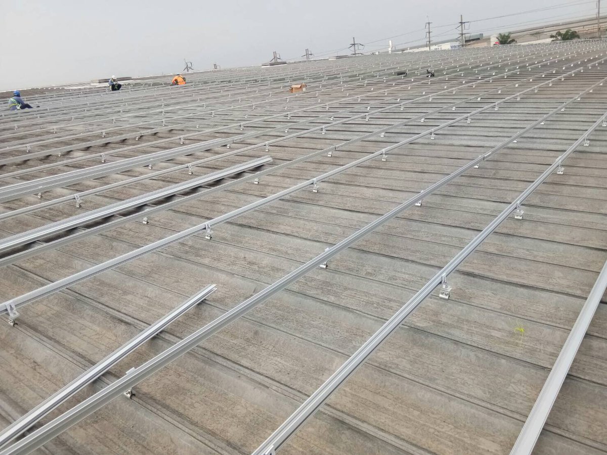 AssyceAsia's tweet photo. @AssyceAsia installs a 3,3 MWp solar rooftop plant in Rayong.
Assyce will be using @JinkoSolarCoLtd modules and @SchneiderElec Inverters.
Thanks to all our partners, especially to Clenergy and Skylink for the fast delivery and mounting of the structure https://t.co/PCrLVdA8HN