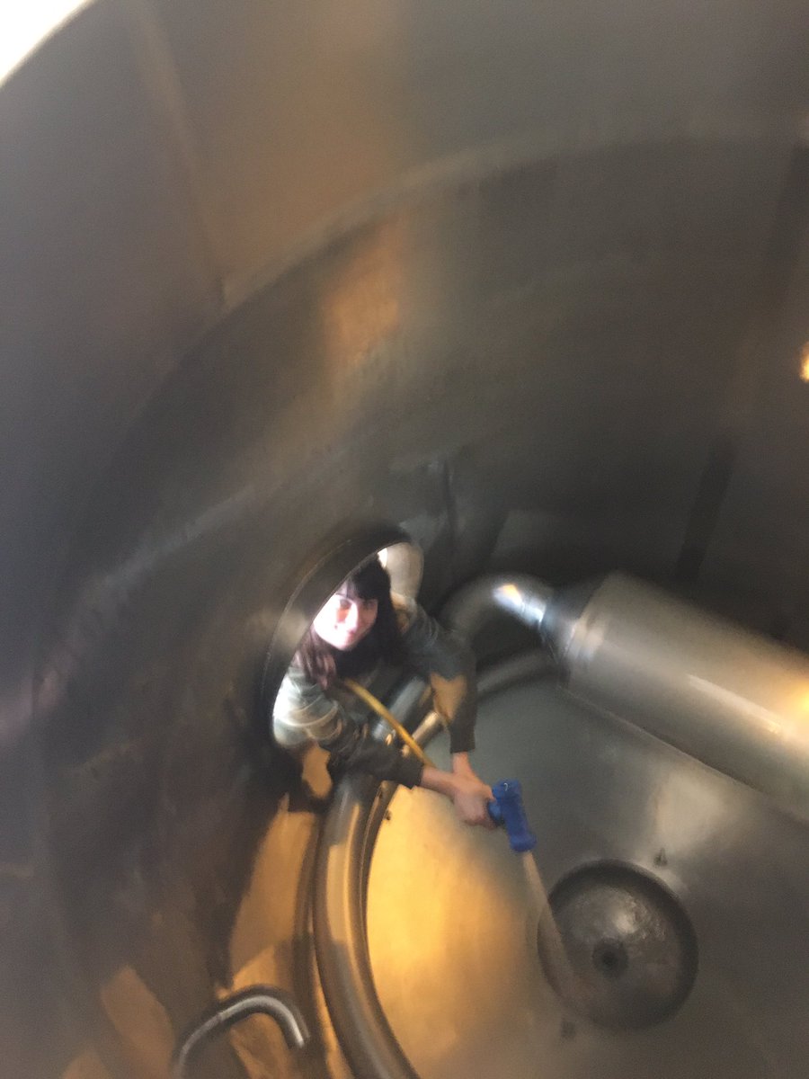 thejollybrewer's tweet image. This is how to clean a copper, take a selfie &amp;amp; not drop phone into said copper @BrewstersBrew #ProjectVenus #CollaborationBetweenBrewsters #PVNextGen