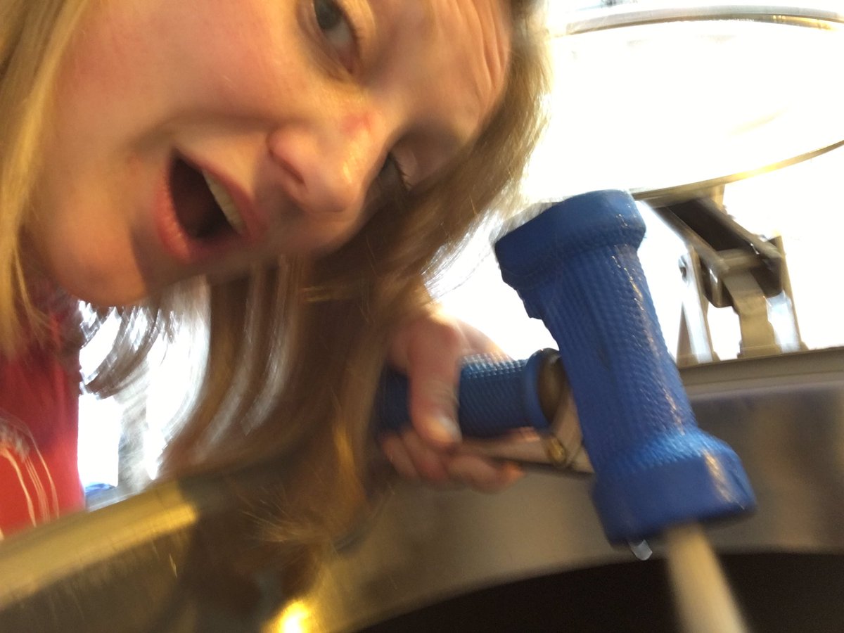 thejollybrewer's tweet image. This is how to clean a copper, take a selfie &amp;amp; not drop phone into said copper @BrewstersBrew #ProjectVenus #CollaborationBetweenBrewsters #PVNextGen