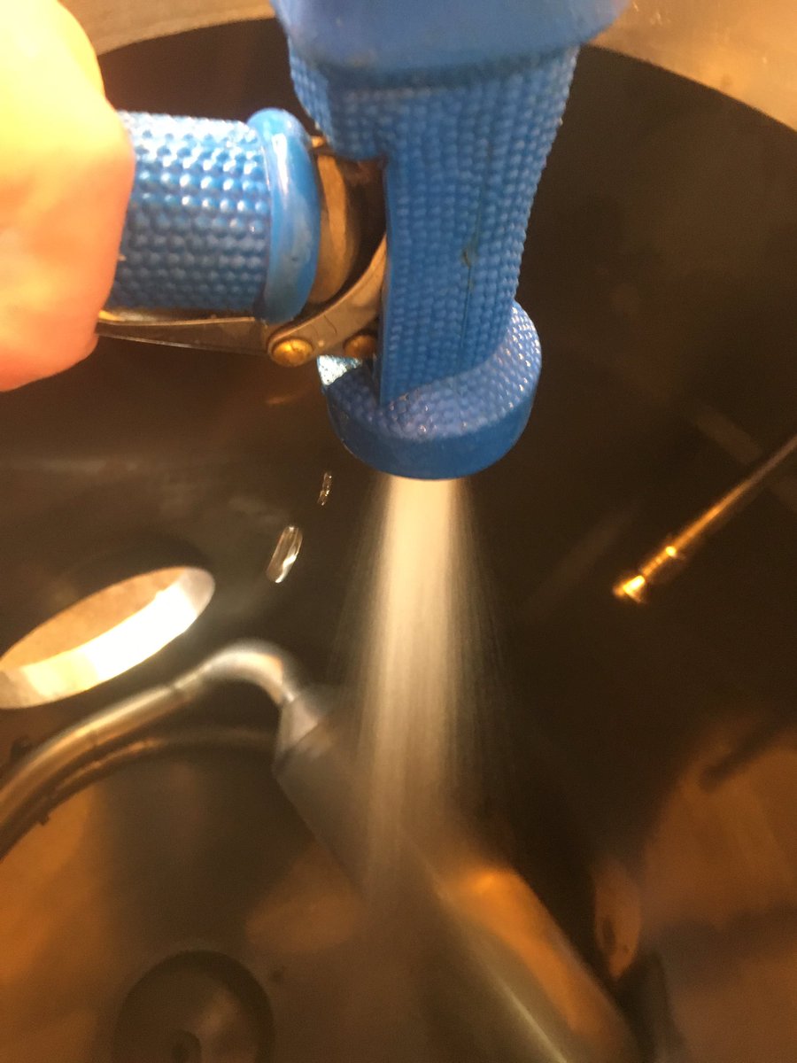 thejollybrewer's tweet image. This is how to clean a copper, take a selfie &amp;amp; not drop phone into said copper @BrewstersBrew #ProjectVenus #CollaborationBetweenBrewsters #PVNextGen