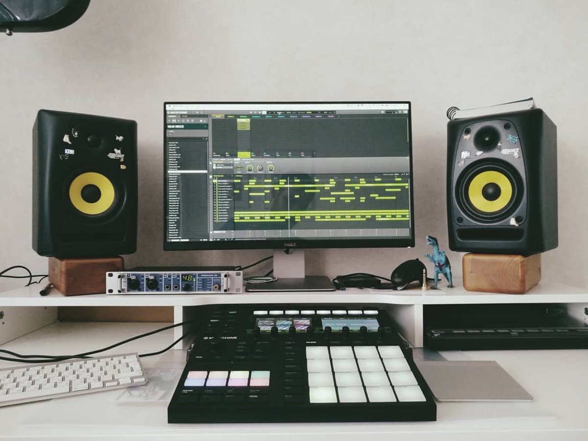 RME_Americas's tweet photo. The best place to be on a FRIDAY. @nativeinstruments #MachineMK3 and @rme_audiousa #FirefaceUC 🎛🔥 | The 36-Channel high-speed USB 2.0 audio interface has been uncompromisingly optimized for hightest performance under Windows and Mac OS. [Photo courtesy @sergey_buruhin] https://t.co/YoMSVJiGPC