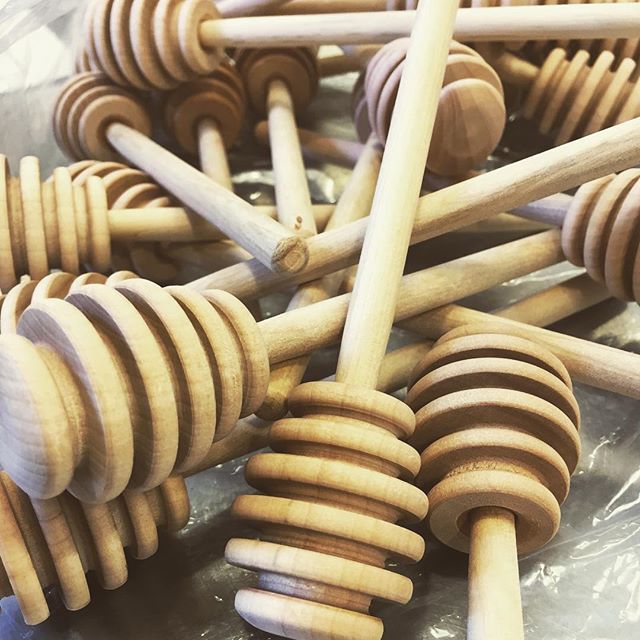 mustardseedcoop's tweet photo. You say honey, we say dipper !! HONEY.... DIPPER. 🍯 
Now in stock, the #honeydipper for all of the awesome #localhoney we carry !  Thanks to #thehoneybeestore in #portcolborne we were able to get these #local and quickly:)
#supportlocal #honey #foodc… https://t.co/4MWILml97I https://t.co/c34p0IgtwN