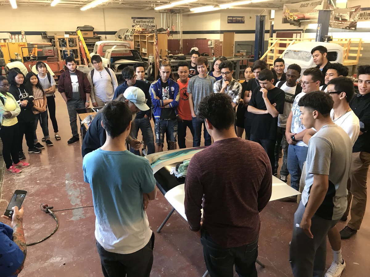 MrsConstanceF82's tweet photo. John Stromberg an @PaloDuroHS alumni, teaching the future generation of #painters #pinstriping @AmarilloISD #AISDProud #Top10AISD #tradeschools #SkilledTrade https://t.co/lsA6MQm8kw