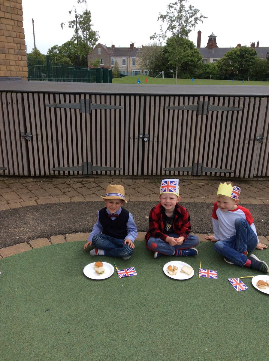 EYJesmondG's tweet photo. Enjoying the royal wedding party! #royalwedding2018 #earlyyearslovetoparty https://t.co/b3I1mbVwVH