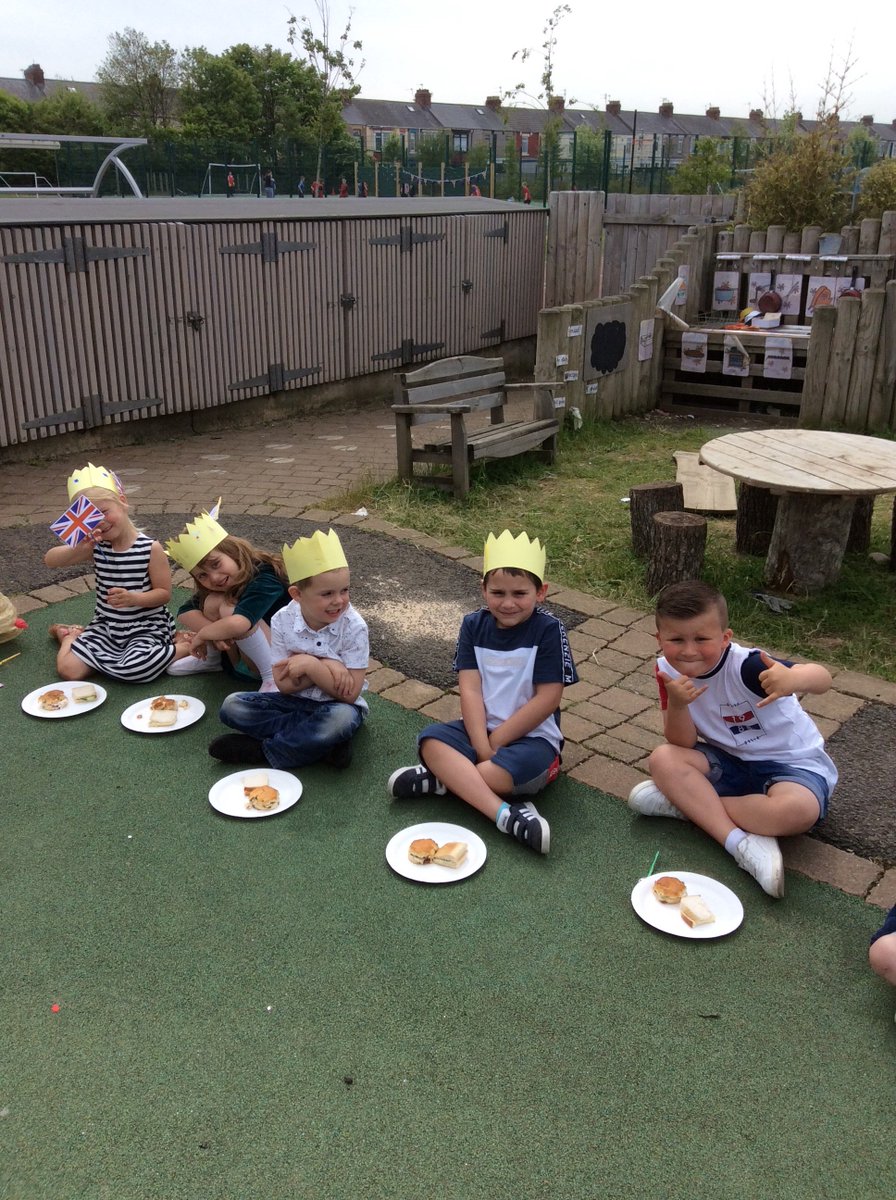 EYJesmondG's tweet photo. Enjoying the royal wedding party! #royalwedding2018 #earlyyearslovetoparty https://t.co/b3I1mbVwVH