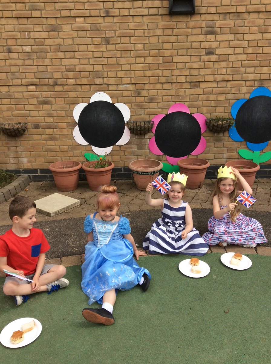 EYJesmondG's tweet photo. Enjoying the royal wedding party! #royalwedding2018 #earlyyearslovetoparty https://t.co/b3I1mbVwVH