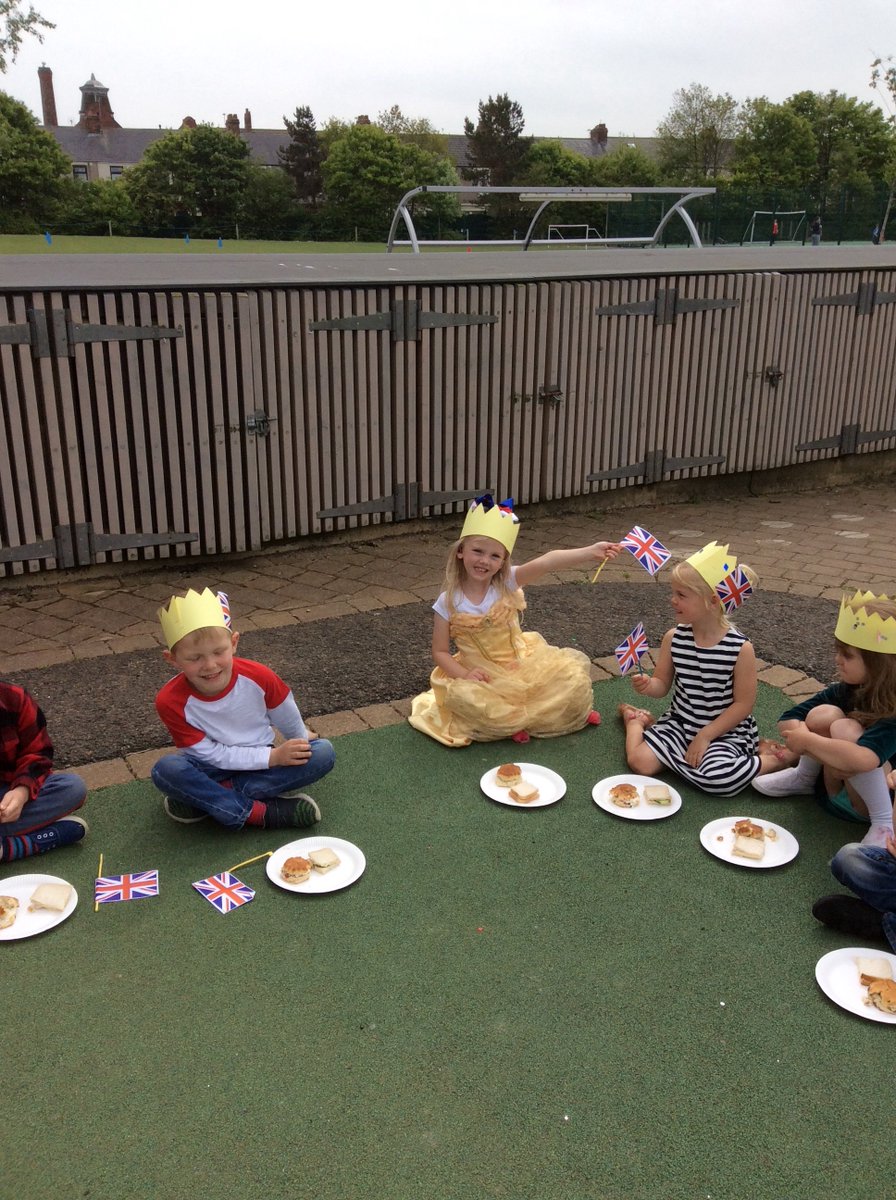 EYJesmondG's tweet photo. Enjoying the royal wedding party! #royalwedding2018 #earlyyearslovetoparty https://t.co/b3I1mbVwVH